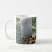 Grabstein und Schädel Kaffeetasse (Links)