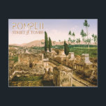 Grabstraße, Pompeji, Italien Postkarte<br><div class="desc">Vintages Foto pompeanischer Grabstätten - Die Gräberstrasse in Richtung Herculaneum Gate in Pompeji, Italien. Foto c1890 - 1900, mit freundlicher Genehmigung der LOC. Die Stadt Pompeji war eine antike römische Stadt, die im Jahr 79 n.Chr. bei Ausbruch des Vesuv unter 4 bis 6 m (13 bis 20 ft) Asche und...</div>