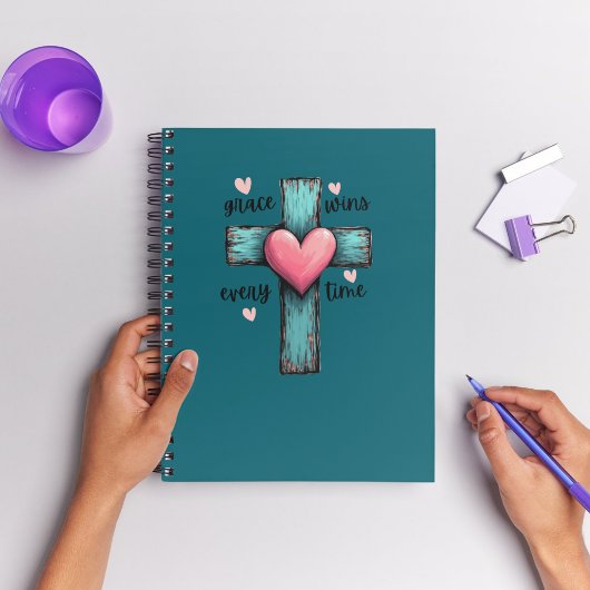 Grace gewinnt jedes Mal, wenn Rustikales Kreuz Notizblock