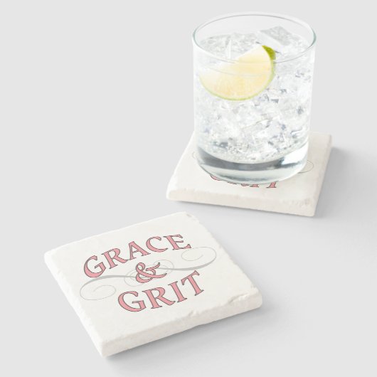 Grace & Grit Worte in Rosa & Grau Steinuntersetzer (Seitenansicht)