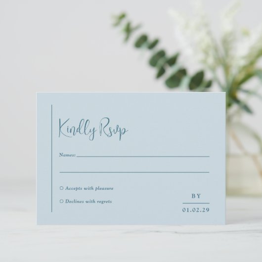Grace Mute Blue Moderne Hochzeit RSVP Karte (Stehend Vorderseite)