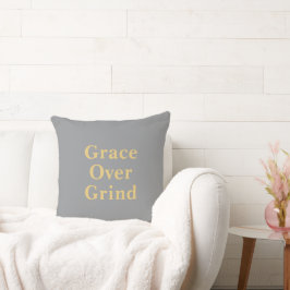 Grace Over Grind Minimalistischer Spruch Grau Kissen