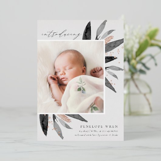 Graceful Blätter Rose Gold Foil Birth Ankündigung (Stehend vorne)