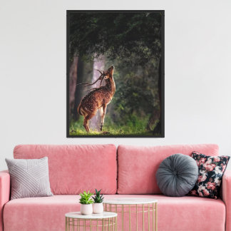 Graceful Deer Reaching for Blätter Serene Wildlife Leinwanddruck