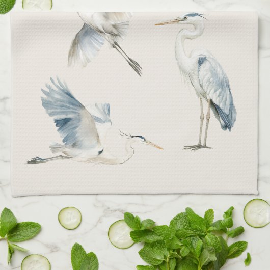 Graceful Flying Blue Herons Muster Creme Geschirrtuch (Gefaltet)