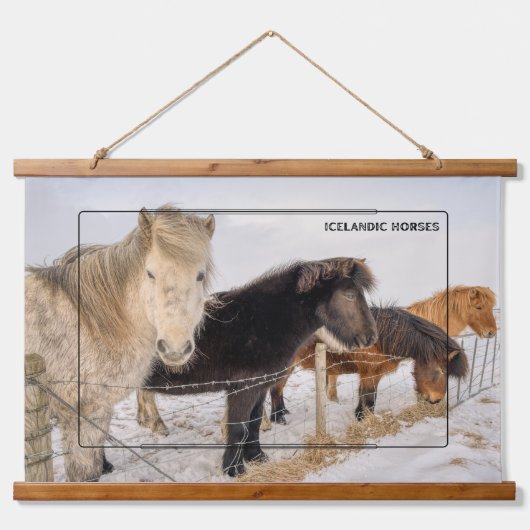 Graceful Icelandic Pferde Wandteppich Mit Holzrahmen (Vorne)