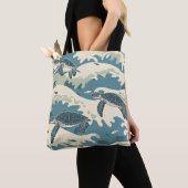Graceful Turtles between Ocean Waves Tasche (Von Nahem)