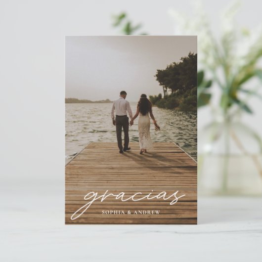 Gracias Modernes Script Foto Hochzeit Dankeskarte (Stehend Vorderseite)