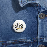 Grad 2023 Skys The Limit Abschluss Keepake Button<br><div class="desc">Das Design der Sky-Klasse für den Abitur 2023 kann leicht personalisiert werden,  indem Sie den Platzhalter-Namen ersetzen,  wenn Sie oben auf die Schaltfläche "Personalisieren" klicken.</div>