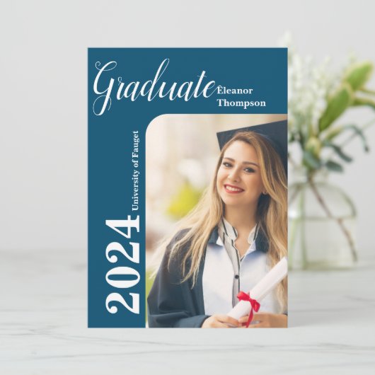 Grad 2024: Modernes Schwarz-Weiß-Foto Einladung (Stehend Vorderseite)