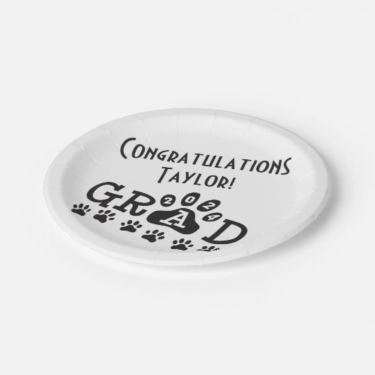 grad 2024 weiß schwarz | Pfotendrucke Abschluss Pappteller (Schrägansicht)
