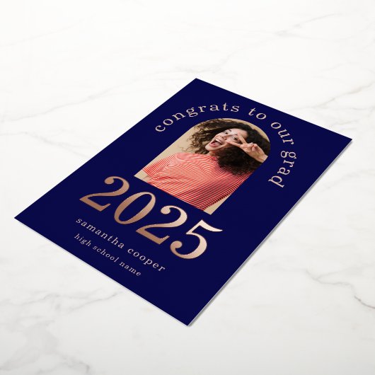 Grad 2025 Arch Foto Navy Rose Gold Foil Ankündigun Folieneinladung (Gedreht)