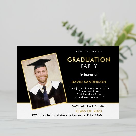 Grad 2025 Graduation Party Foto Schwarz-weiß Gold Folieneinladung (Stehend vorne)