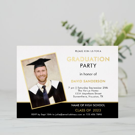 Grad 2025 Graduation Party Foto White Black Gold Folieneinladung (Stehend vorne)