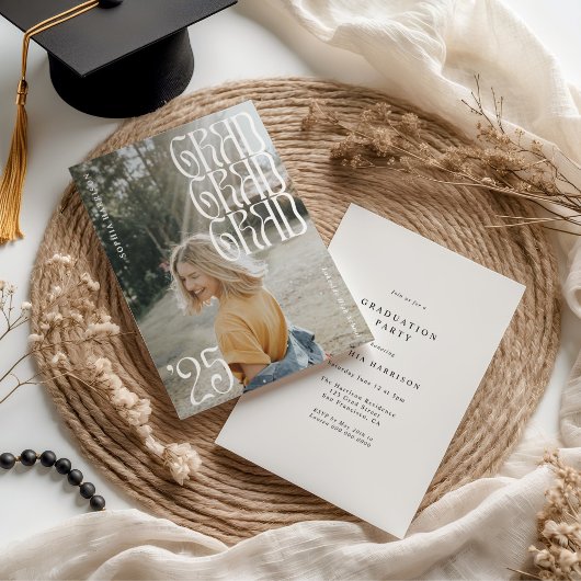 Grad '25 Wavy Typografy Abschluss Einladung
