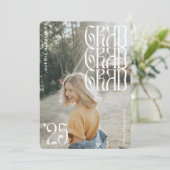 Grad '25 Wavy Typografy Abschluss Einladung (Stehend Vorderseite)