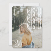 Grad '25 Wavy Typografy Abschluss Einladung (Vorderseite)