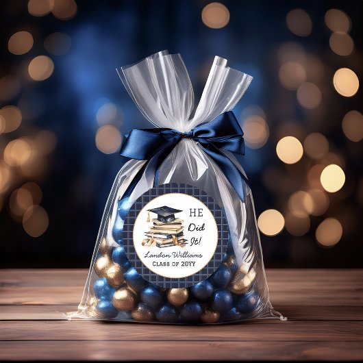 Grad Cap and Stack of Books Er tat es Runder Aufkleber