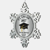Grad Cap Class of 2027 Silver Name Graduation Schneeflocken Zinn-Ornament (Rechts)