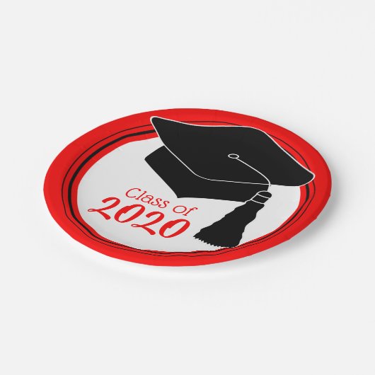 Grad Cap Red und Black Class Year Pappteller (Schrägansicht)