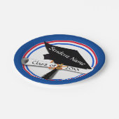 Grad Cap w/Diploma - Rote und blaue Schulfarben Pappteller (Schrägansicht)