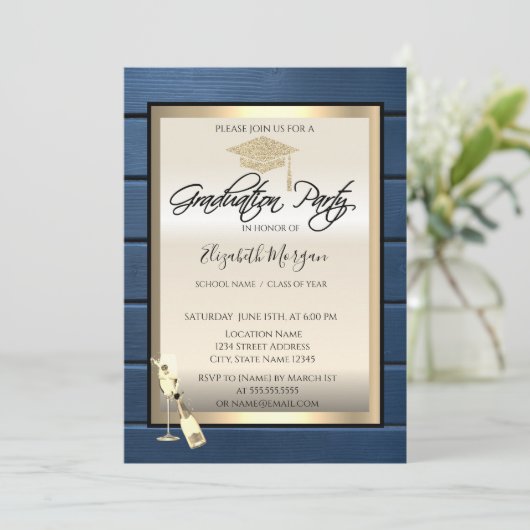 Grad Cap, Weinglas, Navy Blue Wood Abschluss Einladung (Stehend Vorderseite)