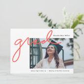 Grad handgeschrieben in Coral Modern Foto Abschlus Ankündigung (Stehend Vorderseite)