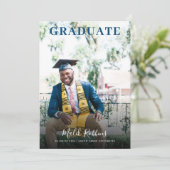 Grad in Cap and Gown Foto Abschluss Ankündigung (Stehend Vorderseite)