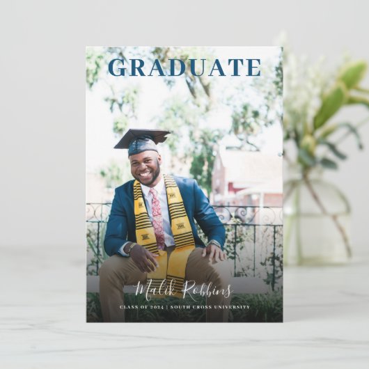 Grad in Cap and Gown Foto Abschluss Ankündigung (Stehend Vorderseite)