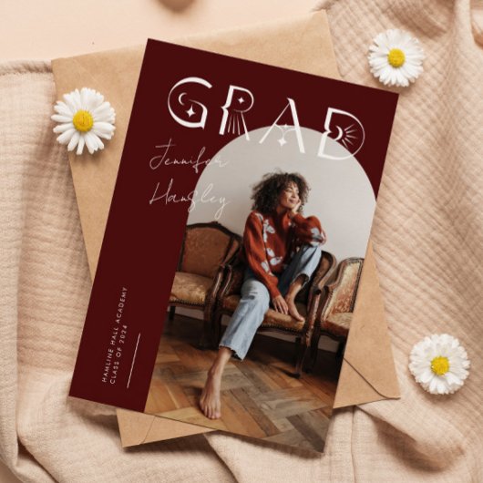 GRAD Maroon Arch Mystical Abschluss Ankündigung