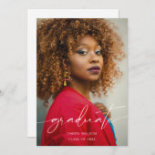 Grad Modern Black Script Foto Overlay Abschluss Einladung (Vorne/Hinten)