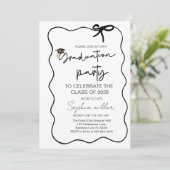 Grad Party Invite Class of 2025,Whimsical Bow Einladung (Stehend Vorderseite)