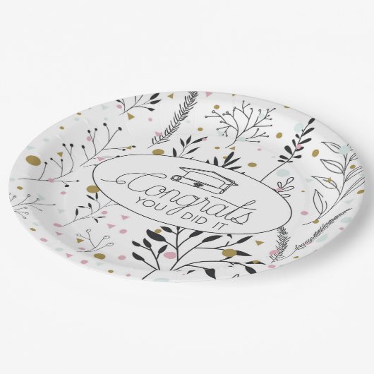 Grad Party Magic: Feiern Sie mit Jedem Sip & Bite! Pappteller (Schrägansicht)