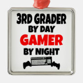 Grade by Day Gamer by Night Silbernes Ornament (Vorne)