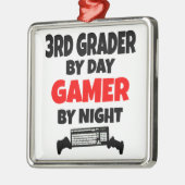 Grade by Day Gamer by Night Silbernes Ornament (Links)