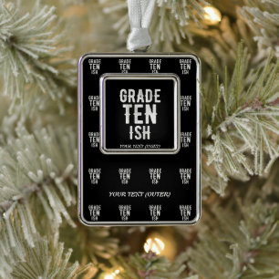 GRADE TEN ISH COOL 10. FUNNY NIEDLICH WHITE TEXT Rahmen-Ornament SILBER
