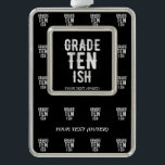 GRADE TEN ISH COOL 10. FUNNY NIEDLICH WHITE TEXT Rahmen-Ornament SILBER<br><div class="desc">DAS IST EIN DESIGN FITTING FÜR ZEHNTE KINDER UND LEHRER.DANKE.</div>