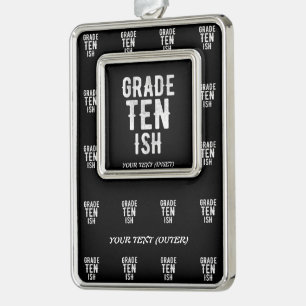 GRADE TEN ISH COOL 10. FUNNY NIEDLICH WHITE TEXT Rahmen-Ornament SILBER
