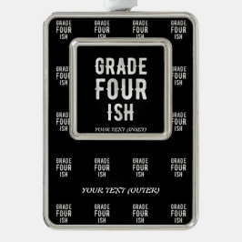 GRADE VIER ISH COOL 4. FUNNY NIEDLICH WHITE TEXT Rahmen-Ornament SILBER