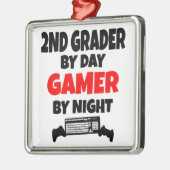 Grades by Day Gamer by Night Silbernes Ornament (Links)