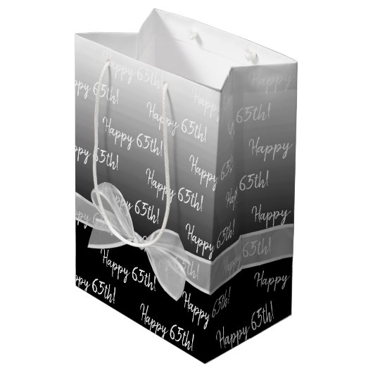 Gradient 65. Geburtstag mit weißem Bow Mittlere Geschenktüte (Rückseite Schrägansicht)