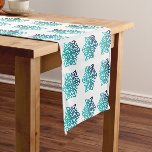 Gradient Blue Green, Navy Snowflakes Table Runner Kurzer Tischläufer (Beispiel)