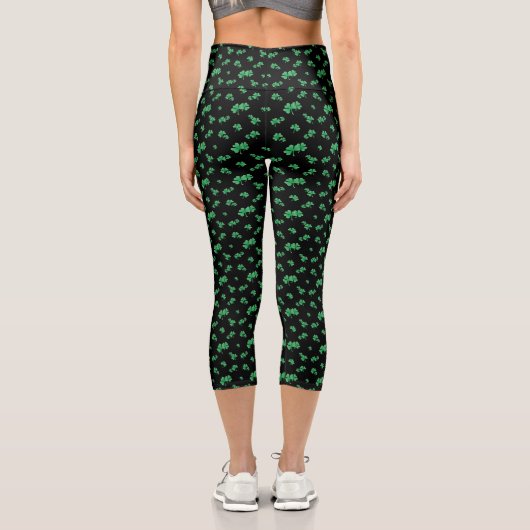 Gradient Green Irish Kleeblatt Pattern auf Black Capri Leggings (Rückseite)