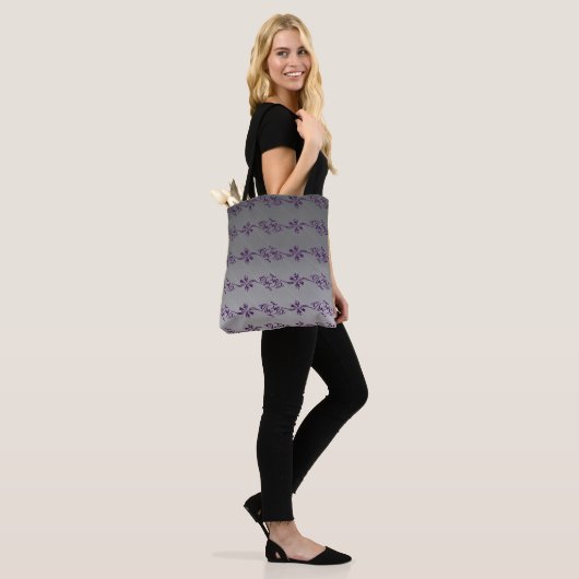 Gradient Lila Stripteppichmuster Tasche (Am Model)