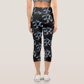 Gradient Om auf schwarzem Hintergrund verteilt Capri Leggings (Rückseite)