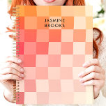 Gradient Pink Checkerboard Individuelle Name Planer<br><div class="desc">Dieses lebhafte Design zeichnet sich durch ein weiches Farbverlauf in warmen Rosa- und Pfirsichtönen aus. Das kühne Layout wird durch einen individuelle Name in sauberer, moderner Typografie ergänzt, wodurch eine stilvolle und persönliche Touch entsteht. Ideal für Studierende, Profis oder alle, die trendige und künstlerische Lieben haben. Ideal, um tägliche Aufgaben...</div>