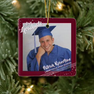 Graduate Burgundy Maroon Brush Script Stars Foto Keramikornament