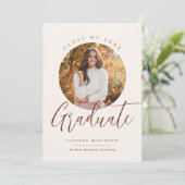 Graduate Calligraphy Uni Foto Abschluss Einladung (Stehend Vorderseite)