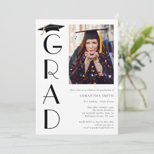 Graduate Cap Moderne Typografy Graduation Party Einladung (Stehend Vorderseite)
