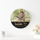 Graduate Class of 2021 für Schwarz- und Gold-Scrip Große Wanduhr (Zuhause)